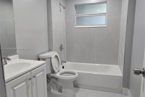 Apartment in Bay Harbor Islands, Florida 2 bedrooms, 88.26 sq.m. № 1994547 - photo 2