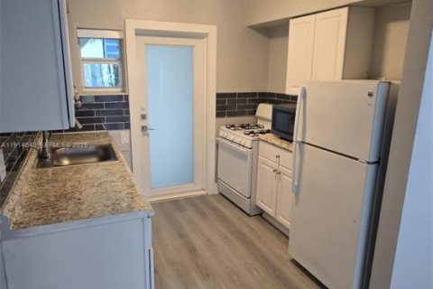 Apartment in Bay Harbor Islands, Florida 2 bedrooms, 88.26 sq.m. № 1994547 - photo 3