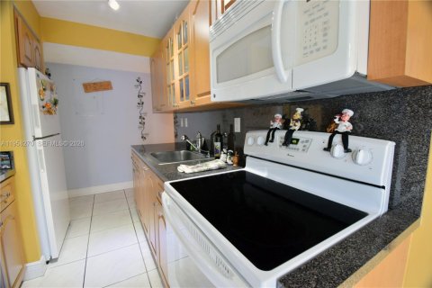 Copropriété à louer à Miami, Floride: 2 chambres, 77.85 m2 № 2020703 - photo 9