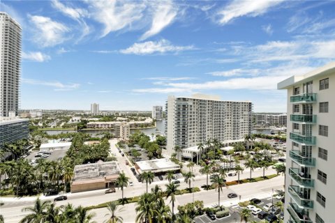 Condominio en venta en Hollywood, Florida, 1 dormitorio, 75.44 m2 № 1946349 - foto 1