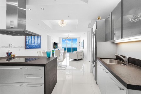 Condo in Sunny Isles Beach, Florida, 2 bedrooms  № 1867500 - photo 24