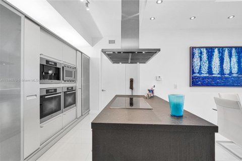 Condo in Sunny Isles Beach, Florida, 2 bedrooms  № 1867500 - photo 13