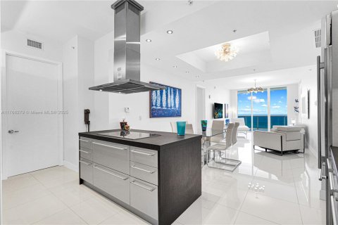 Condo in Sunny Isles Beach, Florida, 2 bedrooms  № 1867500 - photo 23