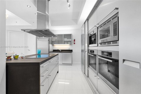 Condo in Sunny Isles Beach, Florida, 2 bedrooms  № 1867500 - photo 25