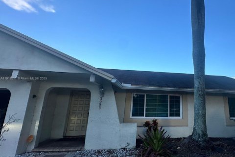House in Miramar, Florida 3 bedrooms, 154.59 sq.m. № 1966918