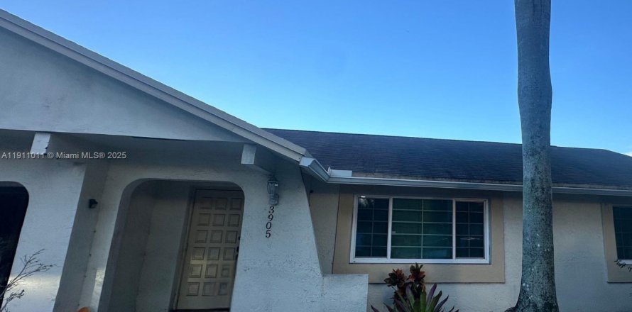 House in Miramar, Florida 3 bedrooms, 154.59 sq.m. № 1966918