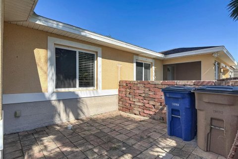 Commercial property in Lehigh Acres, Florida 4 bedrooms, 215.16 sq.m. № 2388704 - photo 7