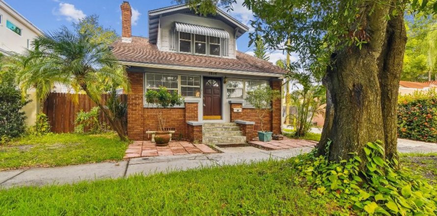 House in Saint Petersburg, Florida 3 bedrooms, 128.21 sq.m. № 1883021