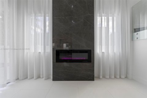 House in Doral, Florida 5 bedrooms, 328.6 sq.m. № 2015380 - photo 15