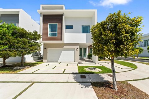 House in Doral, Florida 5 bedrooms, 328.6 sq.m. № 2015380 - photo 6