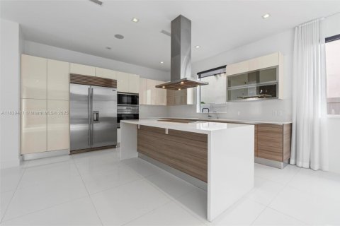 House in Doral, Florida 5 bedrooms, 328.6 sq.m. № 2015380 - photo 20