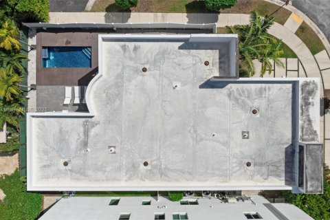 House in Doral, Florida 5 bedrooms, 328.6 sq.m. № 2015380 - photo 11