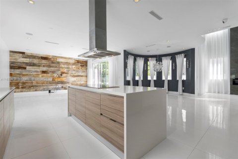 House in Doral, Florida 5 bedrooms, 328.6 sq.m. № 2015380 - photo 24