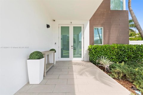 House in Doral, Florida 5 bedrooms, 328.6 sq.m. № 2015380 - photo 12