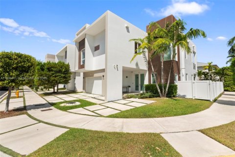 House in Doral, Florida 5 bedrooms, 328.6 sq.m. № 2015380 - photo 7