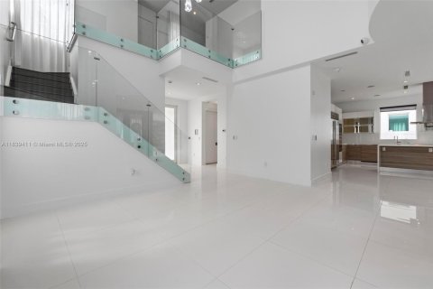 House in Doral, Florida 5 bedrooms, 328.6 sq.m. № 2015380 - photo 17