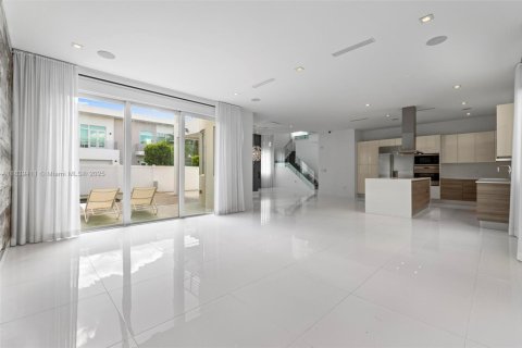 House in Doral, Florida 5 bedrooms, 328.6 sq.m. № 2015380 - photo 26