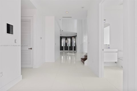 House in Doral, Florida 5 bedrooms, 328.6 sq.m. № 2015380 - photo 13