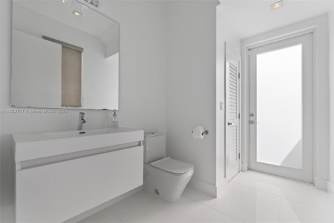 House in Doral, Florida 5 bedrooms, 328.6 sq.m. № 2015380 - photo 27