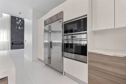 House in Doral, Florida 5 bedrooms, 328.6 sq.m. № 2015380 - photo 22