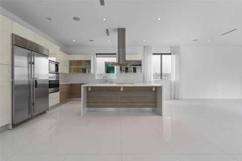 House in Doral, Florida 5 bedrooms, 328.6 sq.m. № 2015380 - photo 19