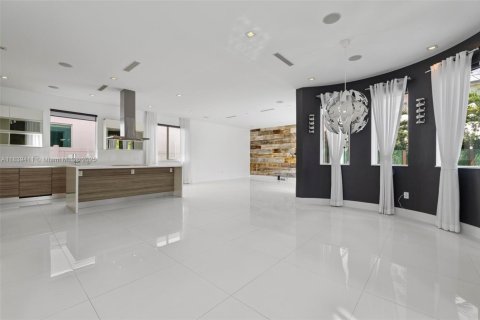 House in Doral, Florida 5 bedrooms, 328.6 sq.m. № 2015380 - photo 18