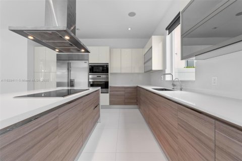 House in Doral, Florida 5 bedrooms, 328.6 sq.m. № 2015380 - photo 21