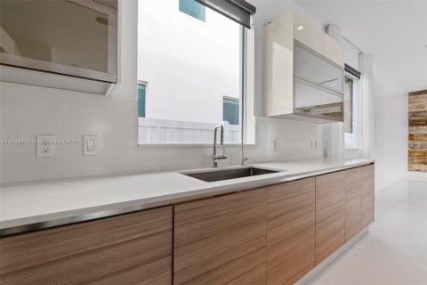 House in Doral, Florida 5 bedrooms, 328.6 sq.m. № 2015380 - photo 23