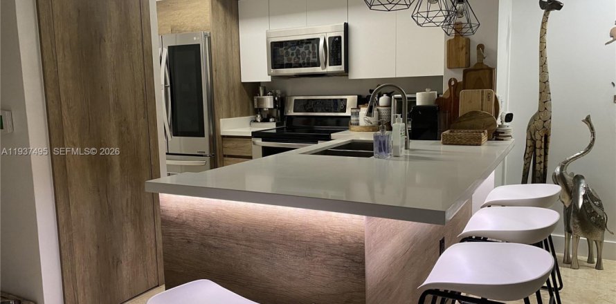 Condo in Pembroke Pines, Florida, 3 bedrooms  № 1995345