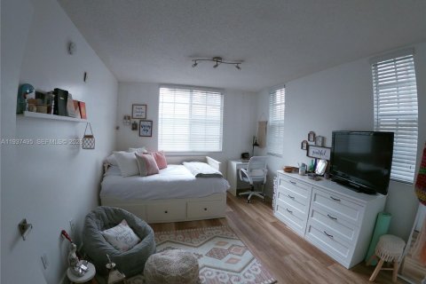 Condo in Pembroke Pines, Florida, 3 bedrooms  № 1995345 - photo 11