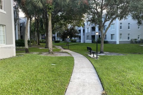 Condo in Pembroke Pines, Florida, 3 bedrooms  № 1995345 - photo 14