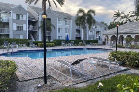 Condo in Pembroke Pines, Florida, 3 bedrooms  № 1995345 - photo 16