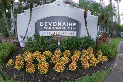 Condo in Pembroke Pines, Florida, 3 bedrooms  № 1995345 - photo 17