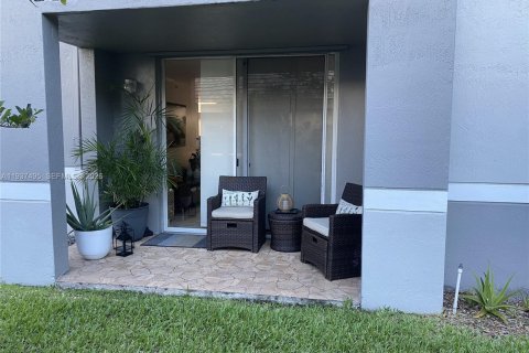 Condo in Pembroke Pines, Florida, 3 bedrooms  № 1995345 - photo 12