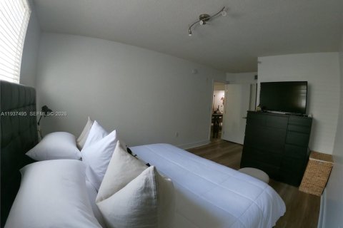 Condo in Pembroke Pines, Florida, 3 bedrooms  № 1995345 - photo 6