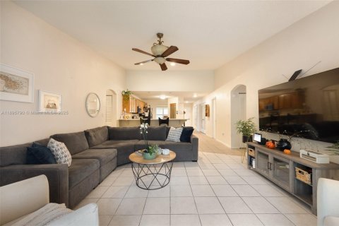 Villa ou maison à vendre à Cutler Bay, Floride: 4 chambres, 195.75 m2 № 1950235 - photo 12