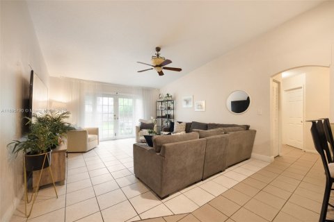 Villa ou maison à vendre à Cutler Bay, Floride: 4 chambres, 195.75 m2 № 1950235 - photo 11