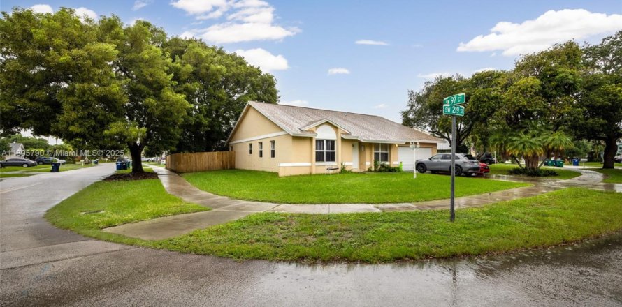 Villa ou maison à Cutler Bay, Floride 4 chambres, 195.75 m2 № 1950235