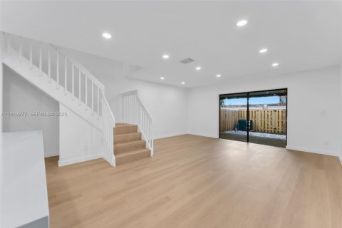 Купить таунхаус в Пемброк-Пайнс, Флорида 2 спальни, 113.62м2, № 1983797 - фото 8