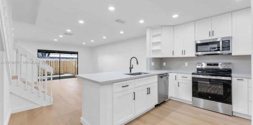 Таунхаус в Пемброк-Пайнс, Флорида 2 спальни, 113.62м2 № 1983797