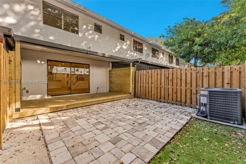 Купить таунхаус в Пемброк-Пайнс, Флорида 2 спальни, 113.62м2, № 1983797 - фото 21