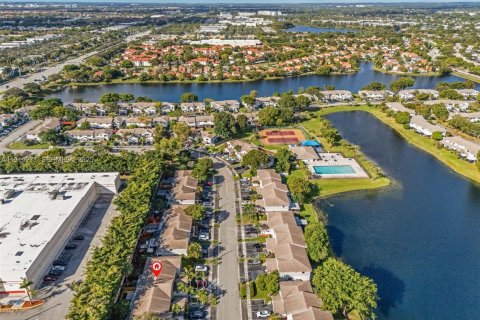 Купить таунхаус в Пемброк-Пайнс, Флорида 2 спальни, 113.62м2, № 1983797 - фото 27