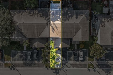 Купить таунхаус в Пемброк-Пайнс, Флорида 2 спальни, 113.62м2, № 1983797 - фото 23