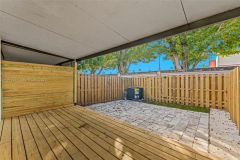 Купить таунхаус в Пемброк-Пайнс, Флорида 2 спальни, 113.62м2, № 1983797 - фото 20