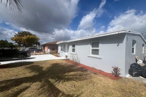 Casa en venta en Pompano Beach, Florida, 3 dormitorios, 88.26 m2 № 2031814 - foto 2