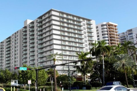 Кондоминиум с 2 спальнями в Бэл-Харбор, Флорида № 2009042