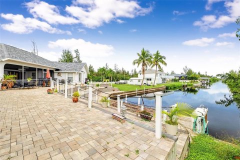 Villa ou maison à vendre à Punta Gorda, Floride: 3 chambres, 235.32 m2 № 2408600 - photo 8
