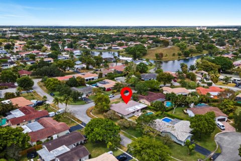 House in Coral Springs, Florida 4 bedrooms, 227.52 sq.m. № 1161708 - photo 1