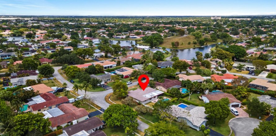 House in Coral Springs, Florida 4 bedrooms, 227.52 sq.m. № 1161708