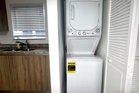 Propiedad comercial en venta en Miami, Florida № 2054779 - foto 8